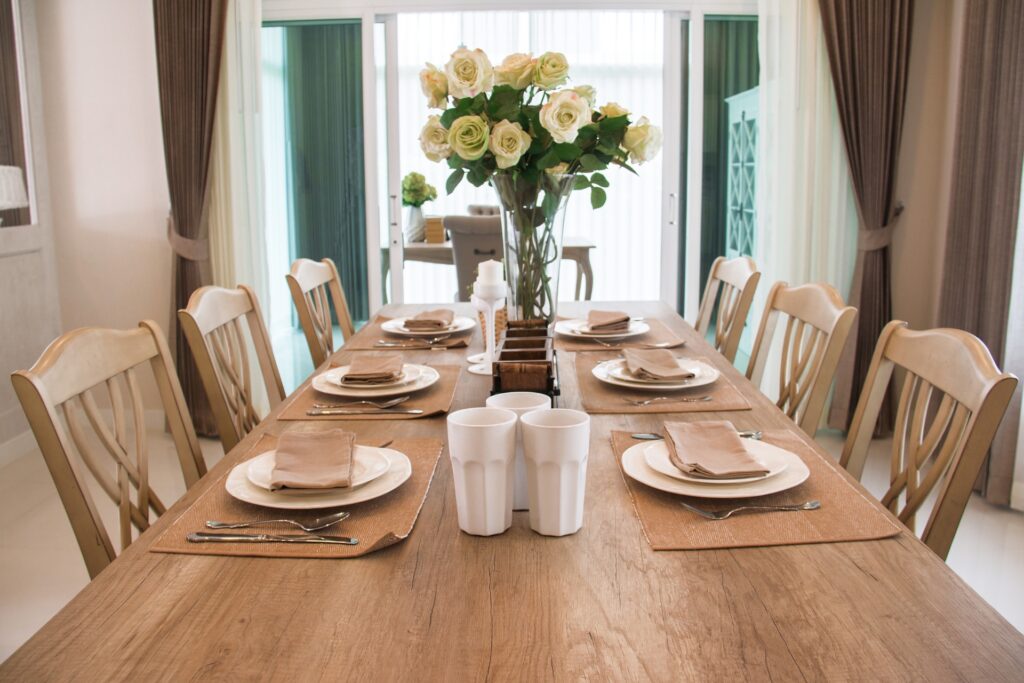 Folkhemmet matgrupp bord och stolar