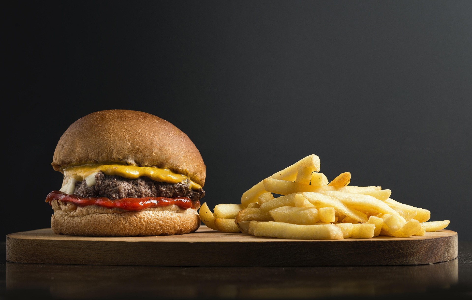 Brödernas hamburgare och pommes