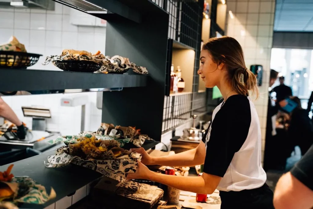 Bastard Burgers - servitör med matbeställningar