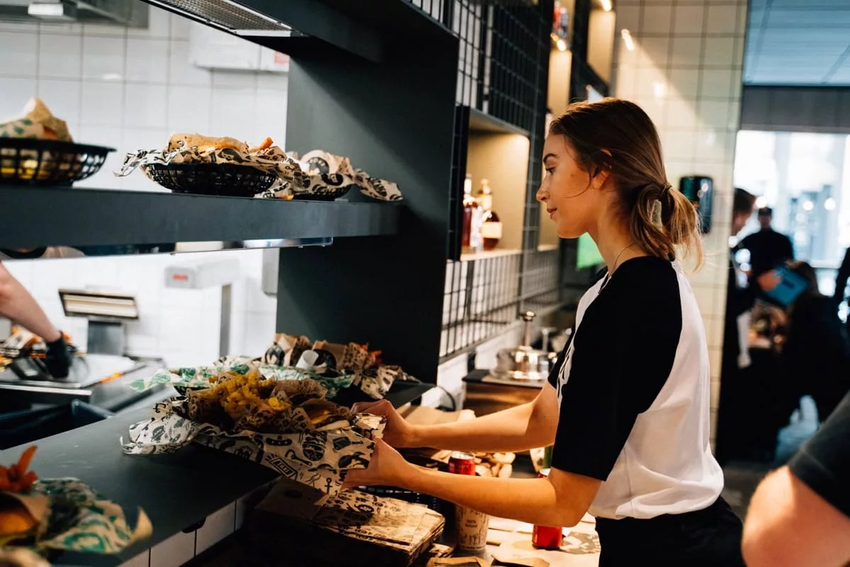 Bastard Burgers - servitör med matbeställningar